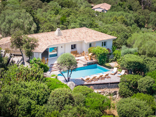 Seaside villa with pool and garden 3