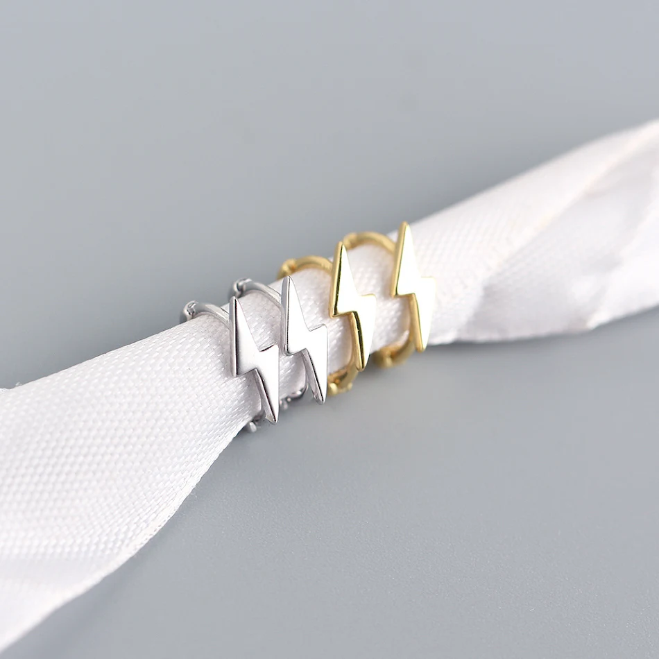 Mini-boucles d'oreilles Éclair en argent sterling — Un accessoire délicat pour illuminer votre style quotidien avec élégance et originalité.