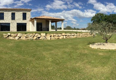 Villa with pool and garden 3