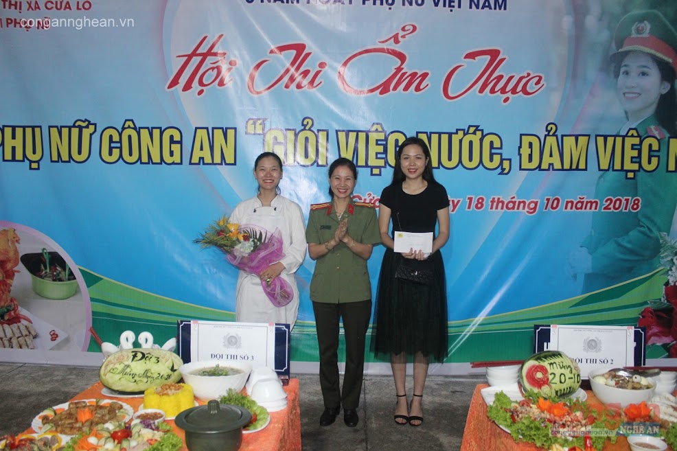 Trung tá Nguyễn Việt Hà, Chủ tịch Hội Phụ nữ Công an tỉnh trao giải                   cho các đội thi trong Hội thi “Phụ nữ Công an giỏi việc nước, đảm việc nhà” do Công an TX Cửa Lò tổ chức