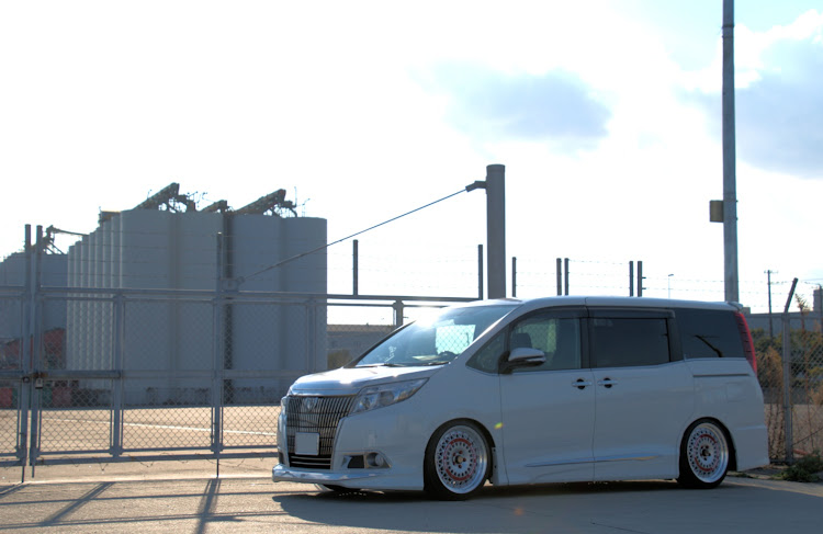 エスクァイアの新年のご挨拶・SSR・カメラ練習・ワンオフ車高調・目指せPickUpCarsに関するカスタム事例の投稿画像1枚目