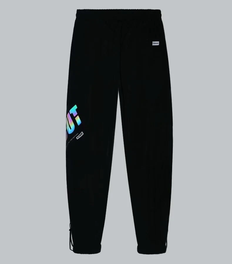 Overoles de moda para hombre sueltos y funcionales. Diseño cómodo y versátil para el trabajo o el tiempo libre. Perfectos para cualquier actividad.
