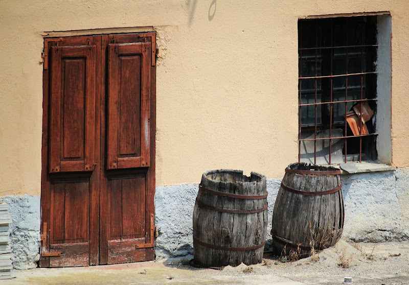 due vecchie botti di Naldina Fornasari