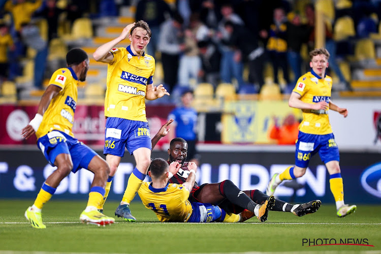 🎥 Opmerkelijke beelden: STVV-spits Kaya maait Kanga keihard onderuit na eerste doelpunt in 47(!) competitiewedstrijden