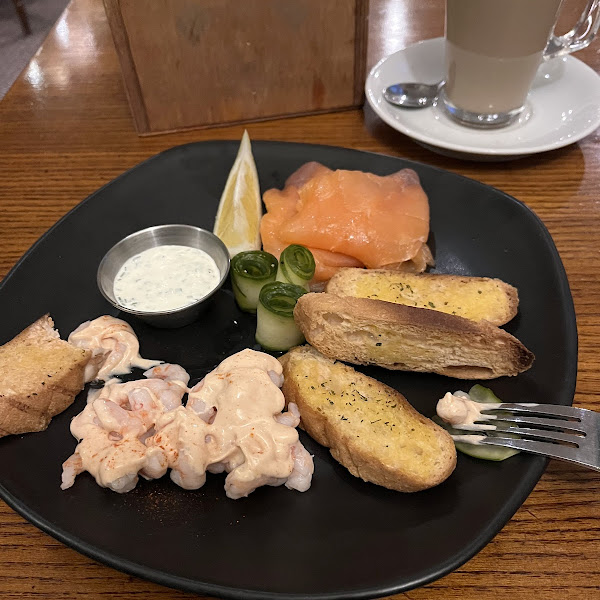 Seafood medley with gf garlic bread