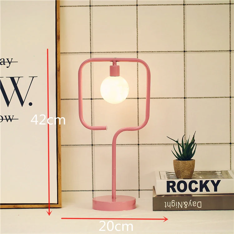 Lampe décorative à piles pour une ambiance chaleureuse et un éclairage sans fil. Illuminez votre intérieur avec style et confort, parfaite pour tous les espaces.