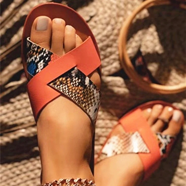 Ciabatte basse da donna con cinturino incrociato, comode ed eleganti. Perfette per l'estate, offrono comfort e stile casual per ogni occasione.