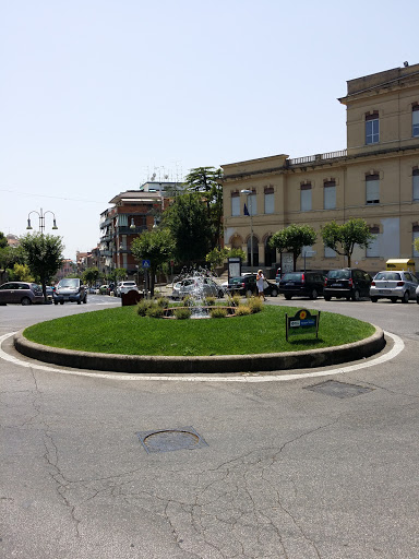 Fontana Di Piazza Dante Alighieri