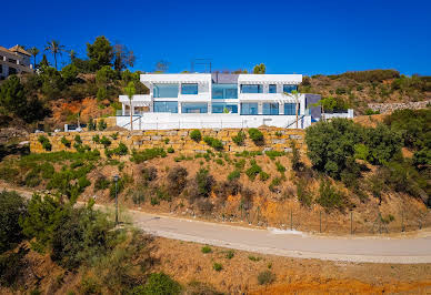 Villa with pool and garden 4