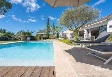 Maison avec piscine et jardin 9