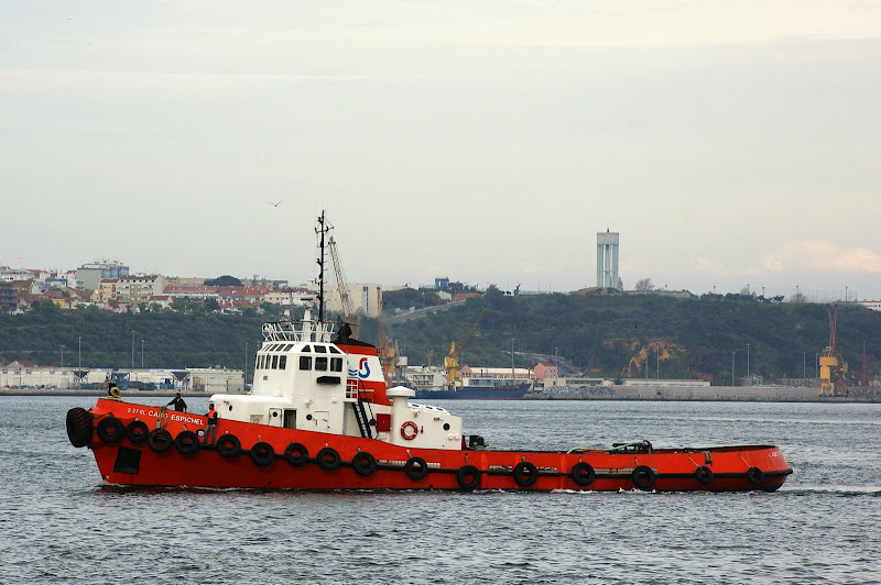 Rebocador no Rio Sado
