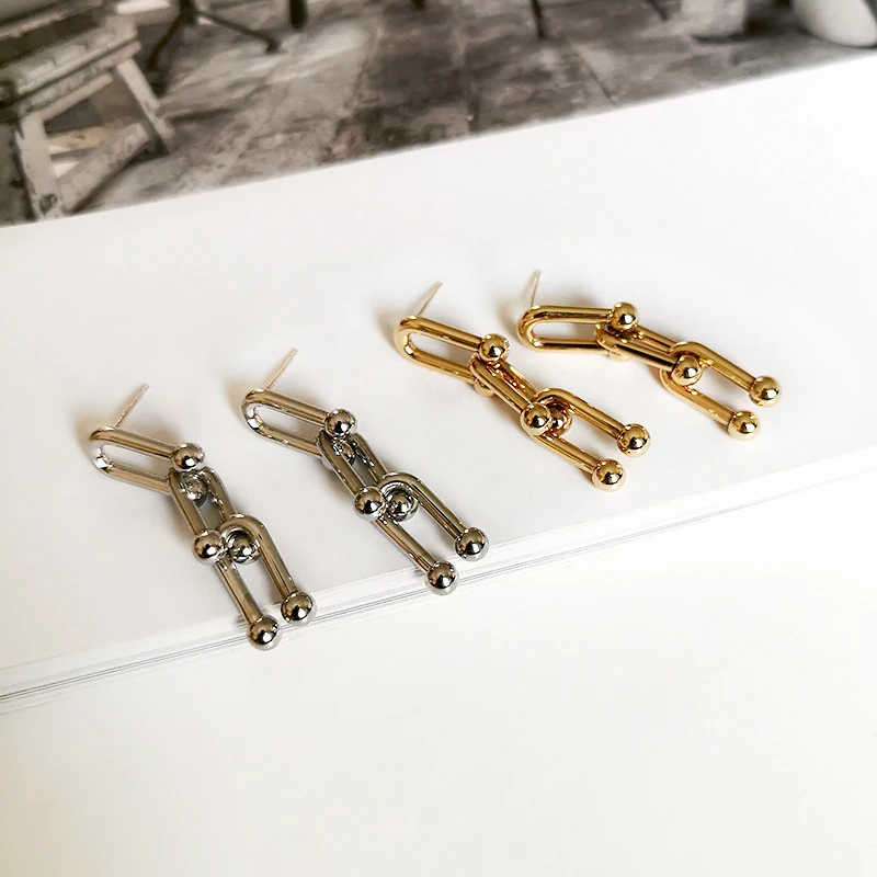 Boucles d'oreilles punk hipster personnalisées. Affirmez votre style unique avec ces boucles d'oreilles originales et faites sur mesure.