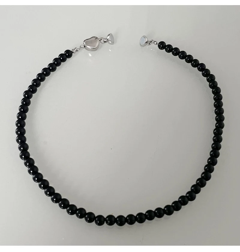 Title 2, Schwarze Perlenkette mit magnetischer Herzschna...