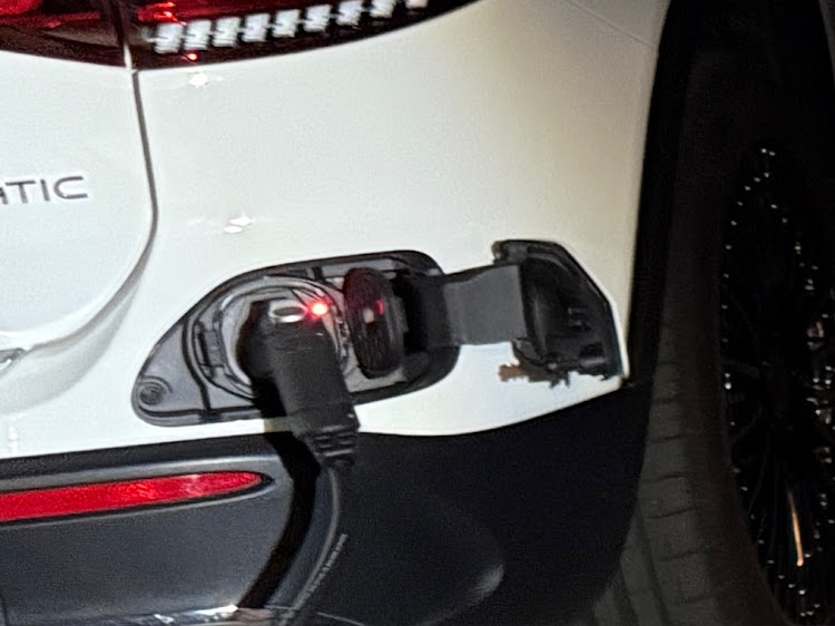 EQBのバッテリー故障？・充電エラー・一時的に自走不可・代車はW206C180に関するカスタム事例の投稿画像1枚目