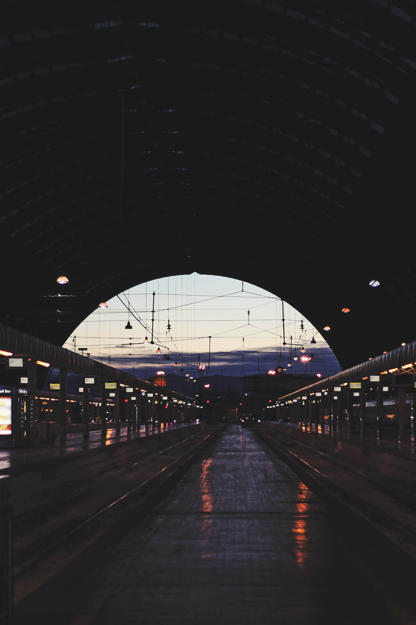 Milano Centrale alle 5 di mattina di lunaperri