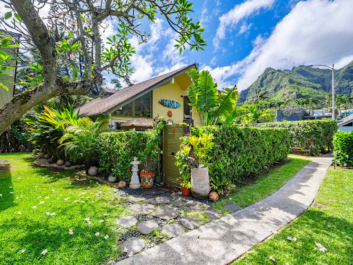House purchase in Kaaawa (United States) - Yellow house surrounded by lush greenery