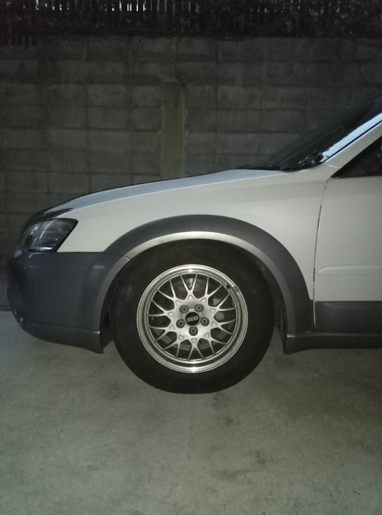レガシィ アウトバックの車高調整・やりすぎた（笑）に関するカスタム事例の投稿画像1枚目