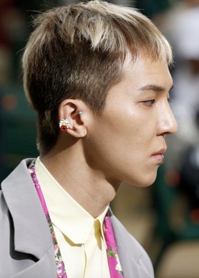 song mino lv runway paris 1