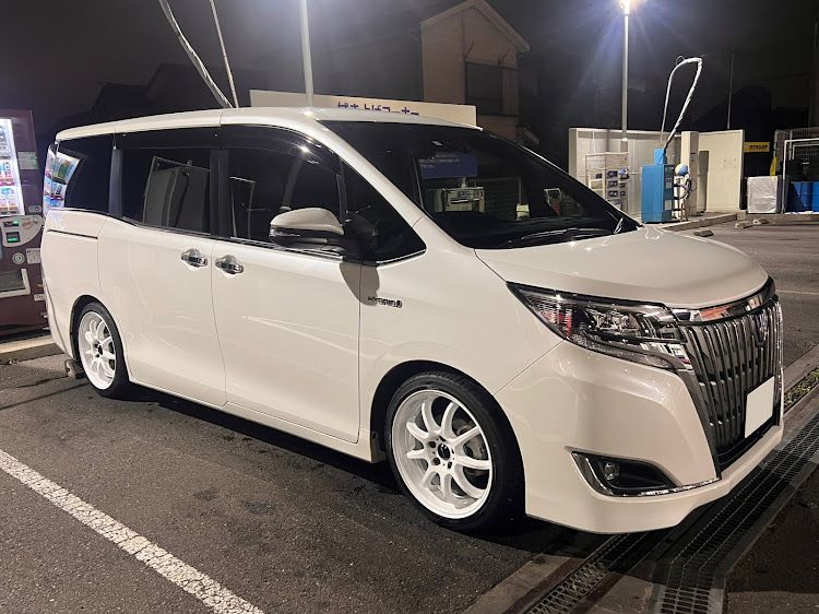 エスクァイアのGW・D9R・白いホイール・Ti2000ダウンサスに関するカスタム事例の投稿画像1枚目