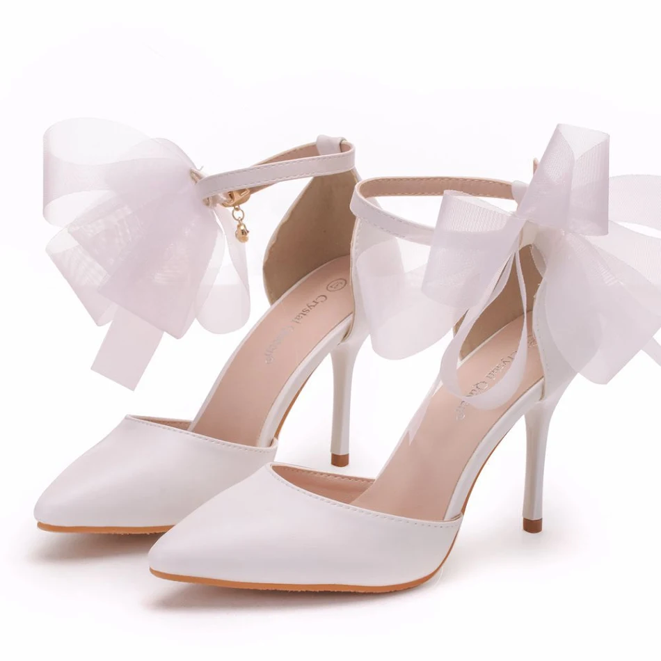Zapatos de boda de tacón de aguja con flor de mariposa blanca y punta