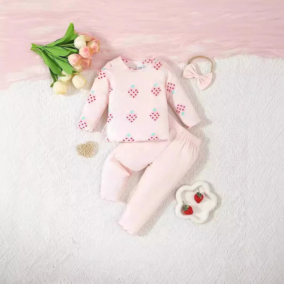 Ensemble 3 pièces imprimé pour bébé, confort et style garantis. Idéal pour le quotidien ou en cadeau. Doux, respirant et facile d'entretien.