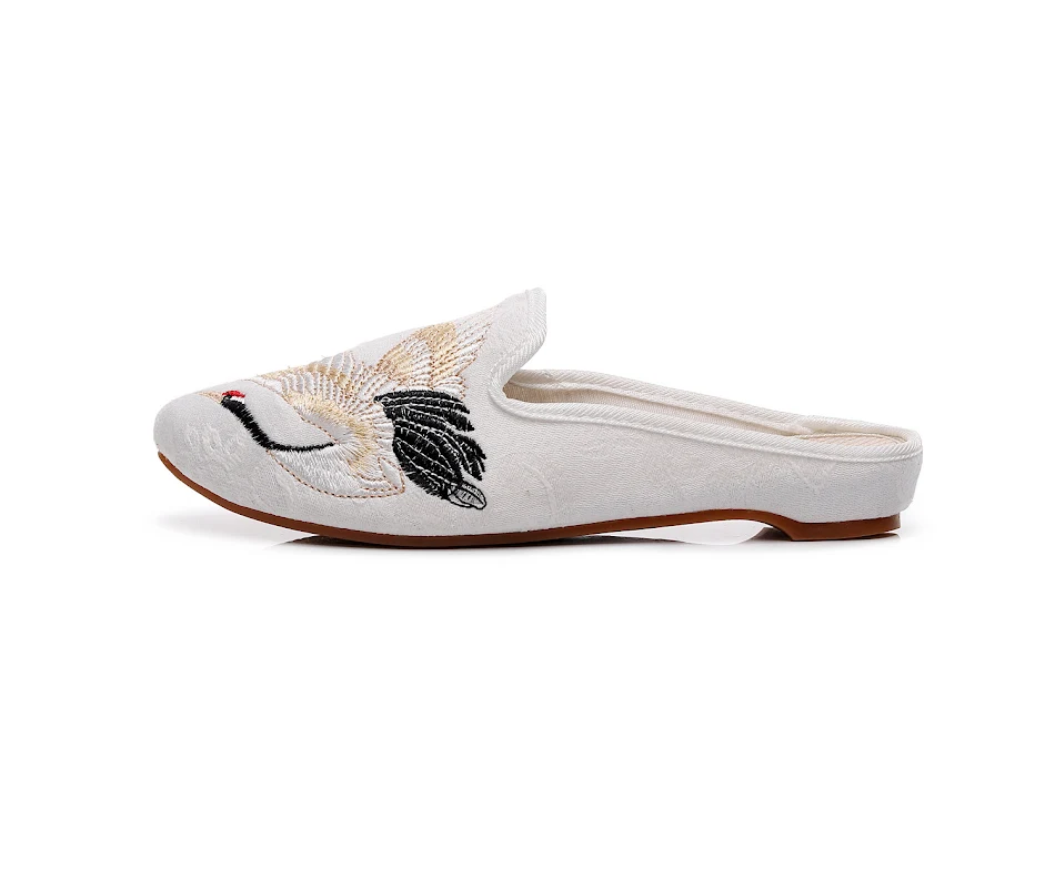 Pointed Toe Chinese Style Slippers with Traditional Vintage Embroidery. Comfortable and elegant fabric footwear, ideal f