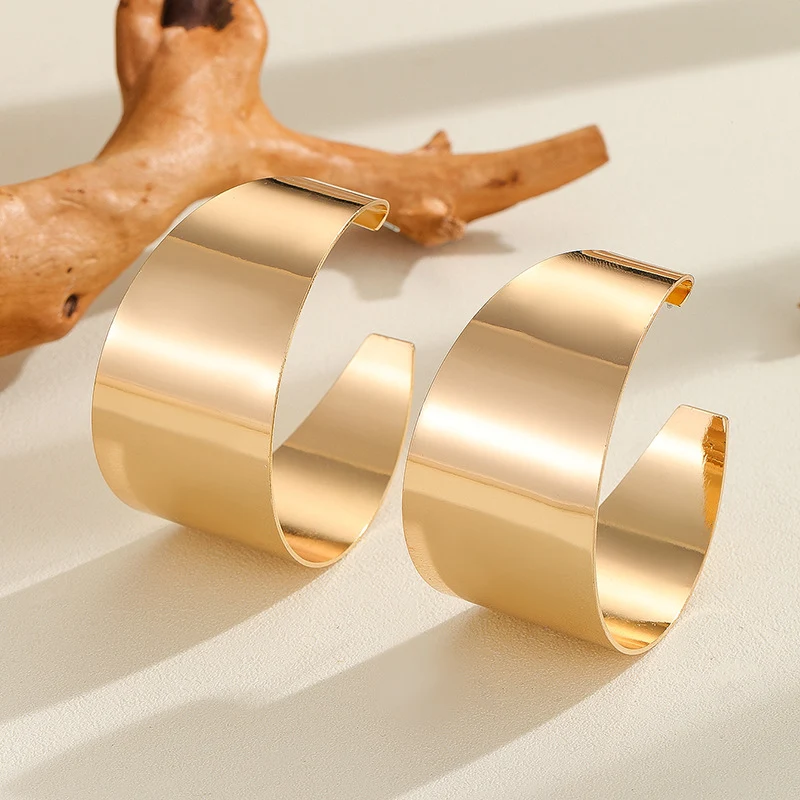 Schlichte, Hochwertige, Goldglänzende C-förmige Ohrringe Elegantes Design für tägliche Eleganz Stilvoller Ohrschmuck für Damen
