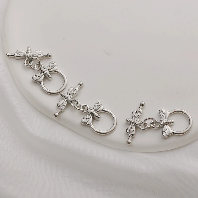 Collier et bracelet OT avec boucle de connexion, libellule dorée blanche K, queue de boucle, élégance et style.