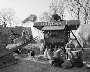 boeren dorsen graan met een dorsmachine