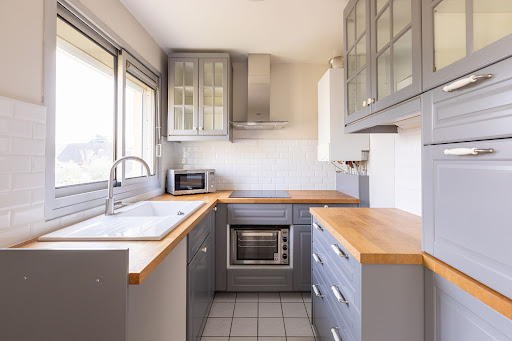Luxury property for sale in Croissy-sur-Seine (78290) - Grey kitchen with wooden countertop