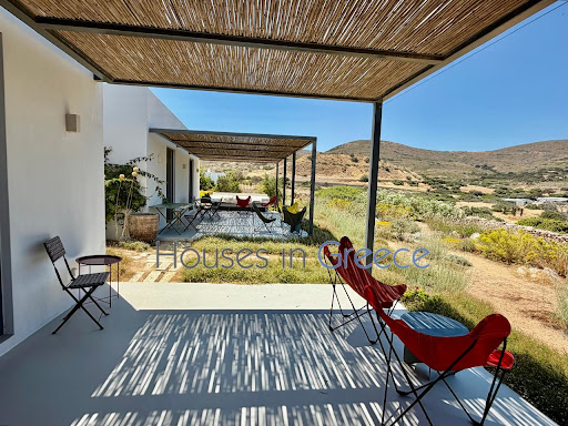 Villa with pool and garden 3
