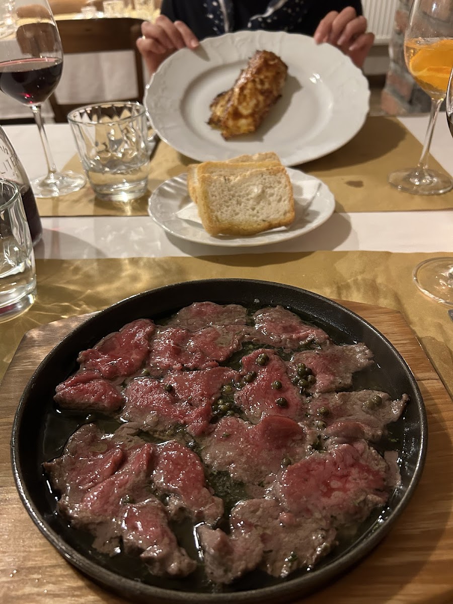 Sirloin steak.  Delicious!!   Served in piping hot cast iron skillet.  A sizzler delight.