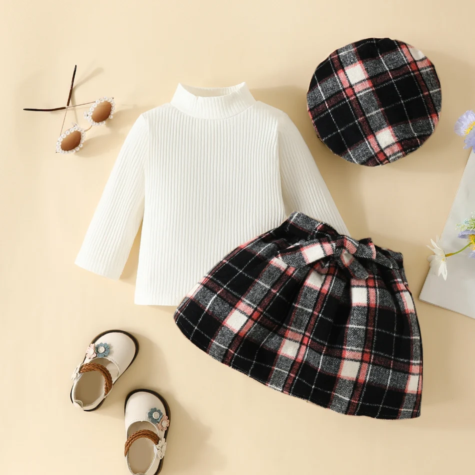 Ensemble trois pièces avec col roulé, jupe tartan à cordon et béret, parfait pour un look élégant et chaleureux en toute occasion.