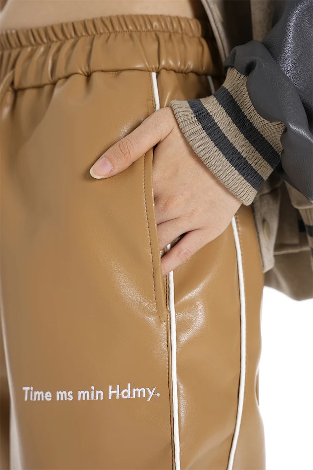 Herren Hose mit geraden Beinen und Streifen aus PU-Leder. Stilvolle Hose für jeden Anlass. Bequem und modern.