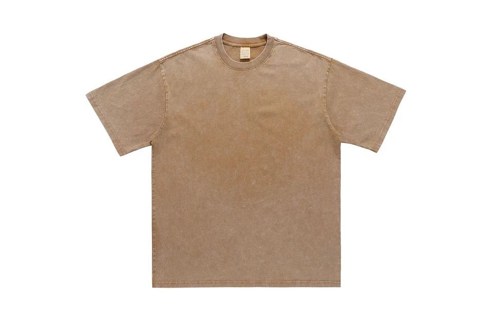 Retro T-Shirt aus reiner Baumwolle mit lockerer Passform und kurzen Ärmeln. Bequem und lässig für warme Tage. Atmungsaktiv, ideal für den Sommer.