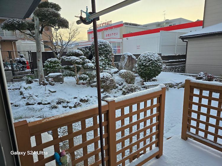 スイフトスポーツの雪が積もった・福岡でも雪は降ります・路面凍結に注意！・車に乗るなら安全運転で・無事故で乗り切りましょうに関するカスタム事例の投稿画像3枚目