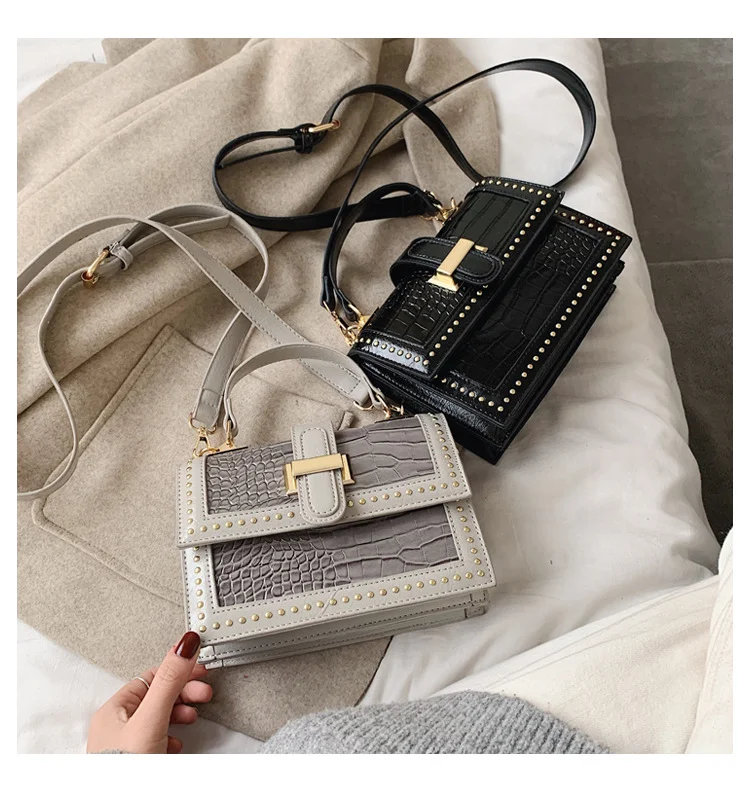 Bolsa pequena quadrada portátil com rebites, perfeita para o dia a dia. Leve seus essenciais com estilo e praticidade, sempre à mão.