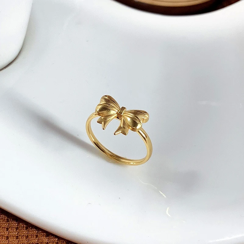 Bague femme luxe design minoritaire acier titane doré haute qualité inaltérable. Élégance et raffinement pour sublimer votre style.