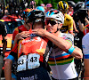 📷 Renners brengen prachtig eerbetoon aan overleden Gino Mäder, Evenepoel deelt knuffels uit aan zijn ploegmaats