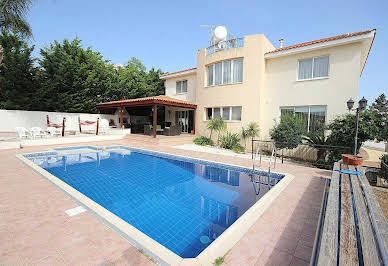 Maison avec piscine et jardin 1