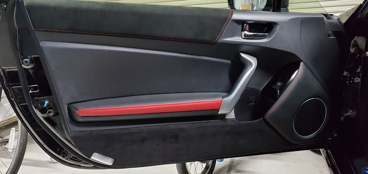 86の86 zn6・プッシュスタートスイッチ・スウェード貼り・プチカスタムに関するカスタム事例の投稿画像3枚目
