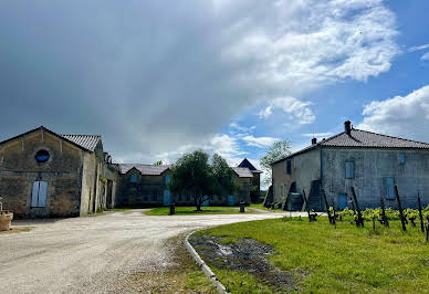 Vineyard with outbuildings 4