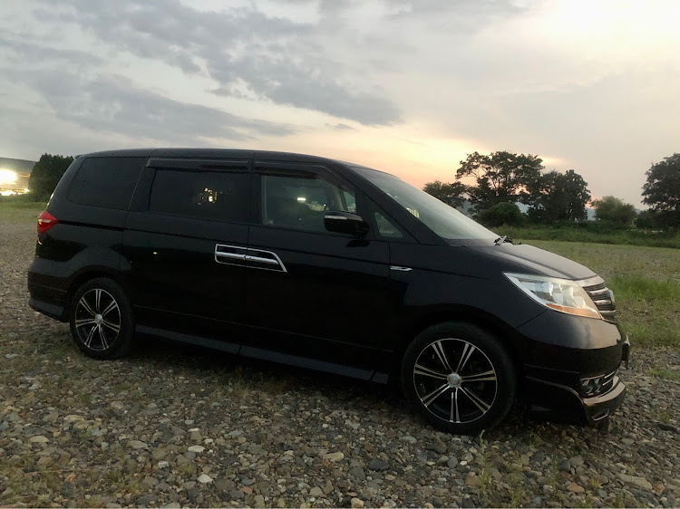 エリシオンプレステージのこれは子供の宿題の手伝いの為の外出！・夕暮れも良いねぇ〜・ホントはもう少し薄暗かった・最近はエリプレばかりだねぇに関するカスタム事例の投稿画像1枚目