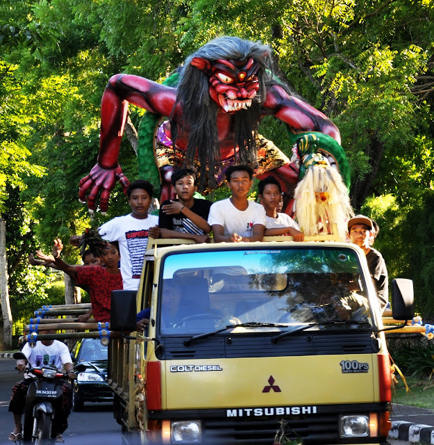 День тишины (Nyepi Day), Меласти (Melasti), Ява(Иджен) и еще