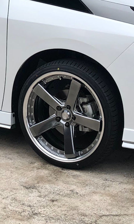 セレナのアルミホイール・workwheelsに関するカスタム事例の投稿画像1枚目