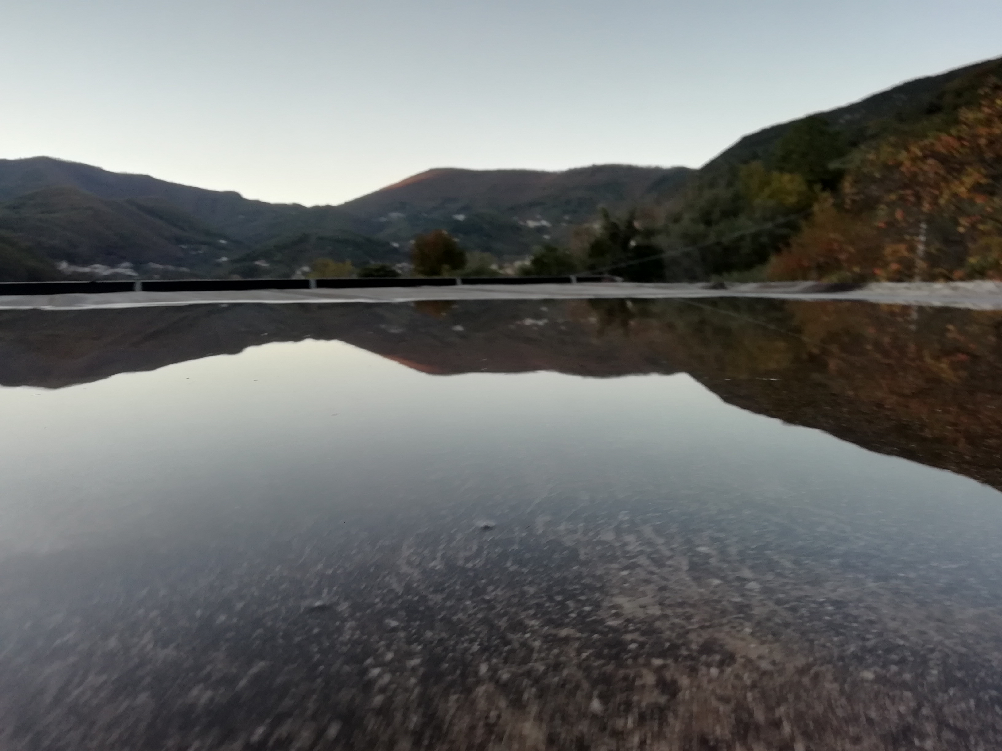 Lago abbracciato da montagne  di Mer4231