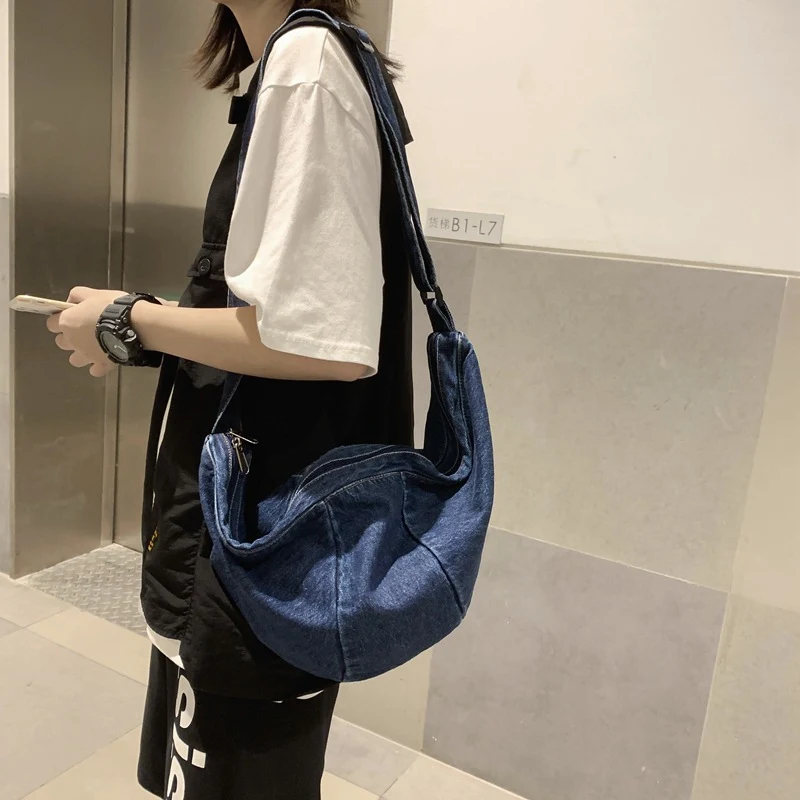 Sac bandoulière en denim polyvalent, grande capacité, idéal pour les voyages et la mode. Un accessoire stylé et pratique pour toutes vos sorties.