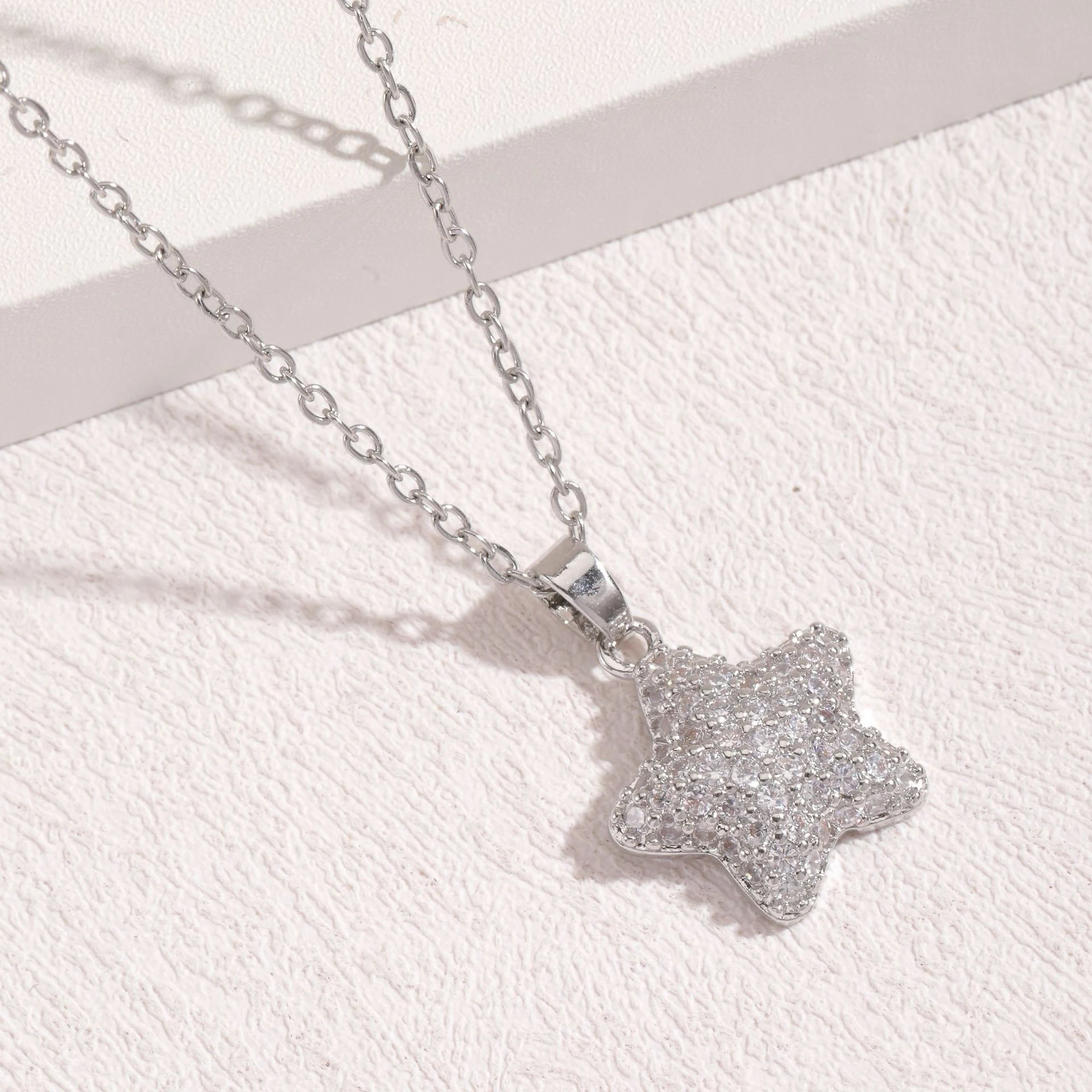 Title 6, Collier avec pendentif étoile à cinq branches e...