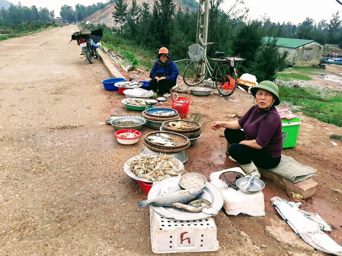 Hai người phụ nữ này cho biết họ sẽ nghỉ vào chiều 30 Tết và bán lại vào chiều mùng 2 Tết để cố gắng kiếm thêm thu nhập trang trải cuộc sống