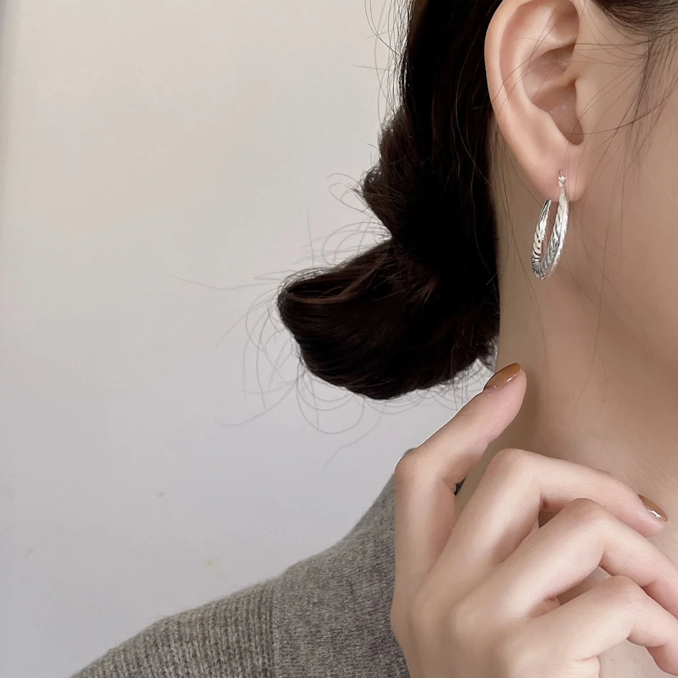 Brincos de prata 925 estilo coreano INS minimalistas com design ondulado. Leve e elegante, ideal para o uso diário.